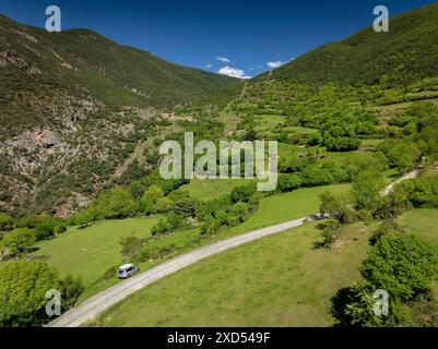 Luftaufnahme der ländlichen Umgebung in der Nähe von Baén, in Baix Pallars, im Frühjahr (Pallars Sobirà, Lleida, Katalonien, Spanien, Pyrenäen) Stockfoto
