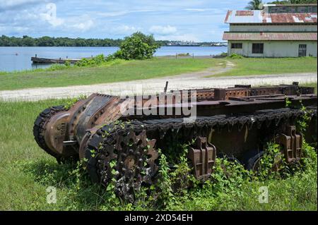 PAPUA-NEUGUINEA, Madang, Alexishafen, Überreste des Zweiten Weltkriegs der Schlacht zwischen japanischen und amerikanischen Truppen, Wrack des amerikanischen Panzers M3 am Alexishafen SVD Katholische Mission St. Michael, gegründet 1905 während der deutschen Kolonialzeit / PAPUA NEUGUINEA, Madang, Alexishafen, Panzerwrack M3 aus dem zweiten Weltkrieg auf dem Gelände der katholischen Steyler Mission sankt Michael, die 1905 während der deutschen Kolonialzeit gegründet wurde, die Kathedrale wurde während des zweiten Weltkrieges durch einen amerikanischen Bombenangriff völlig zerstört Stockfoto