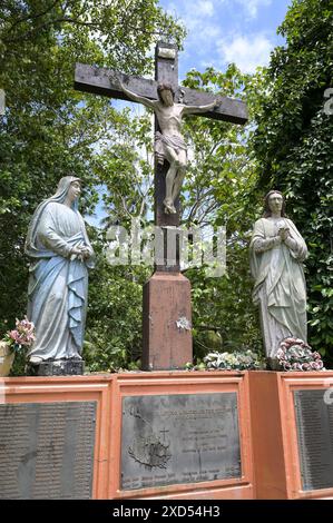 PAPUA NEUGUINEA, Madang, Alexishafen SVD Katholische Mission St. Michael, gegründet 1905 während der deutschen Kolonialzeit, Missionsfriedhof mit Gräbern deutscher SVD-Missionare und Gedenkstätte für deutsche Opfer des Zweiten Weltkriegs im pazifik, Yorishime Maru und Akikaze Schiffskatastrophe / PAPUA NEUGUINEA, Madang, Alexishafen, katholische Steyler Mission Sankt Michael, die 1905 während der deutschen Kolonialzeit gegründet wurde, Friedhof mit Gräbern von deutschen Steyler Missionaren und Gedenkstein für deutsche Opfer des zweiten Weltkriegs im Pazifik Stockfoto