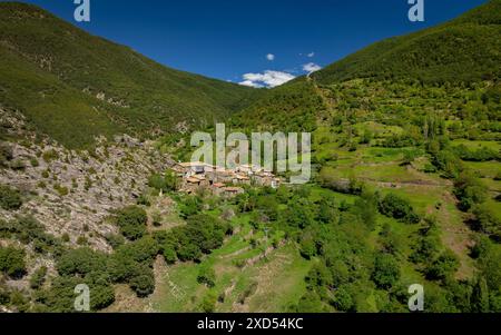 Luftaufnahme des Dorfes Baén im Frühjahr, in der Gemeinde Baix Pallars (Pallars Sobirà, Lleida, Katalonien, Spanien, Pyrenäen) Stockfoto