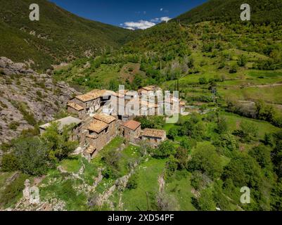 Luftaufnahme des Dorfes Baén im Frühjahr, in der Gemeinde Baix Pallars (Pallars Sobirà, Lleida, Katalonien, Spanien, Pyrenäen) Stockfoto