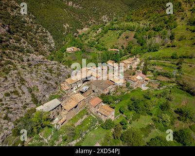 Luftaufnahme des Dorfes Baén im Frühjahr, in der Gemeinde Baix Pallars (Pallars Sobirà, Lleida, Katalonien, Spanien, Pyrenäen) Stockfoto