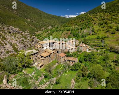 Luftaufnahme des Dorfes Baén im Frühjahr, in der Gemeinde Baix Pallars (Pallars Sobirà, Lleida, Katalonien, Spanien, Pyrenäen) Stockfoto