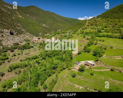 Luftaufnahme des Dorfes Baén im Frühjahr, in der Gemeinde Baix Pallars (Pallars Sobirà, Lleida, Katalonien, Spanien, Pyrenäen) Stockfoto