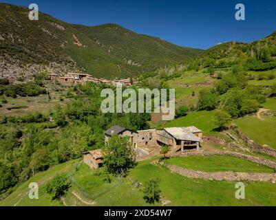 Luftaufnahme des Dorfes Baén im Frühjahr, in der Gemeinde Baix Pallars (Pallars Sobirà, Lleida, Katalonien, Spanien, Pyrenäen) Stockfoto