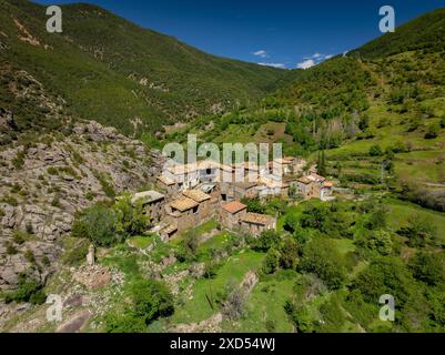 Luftaufnahme des Dorfes Baén im Frühjahr, in der Gemeinde Baix Pallars (Pallars Sobirà, Lleida, Katalonien, Spanien, Pyrenäen) Stockfoto