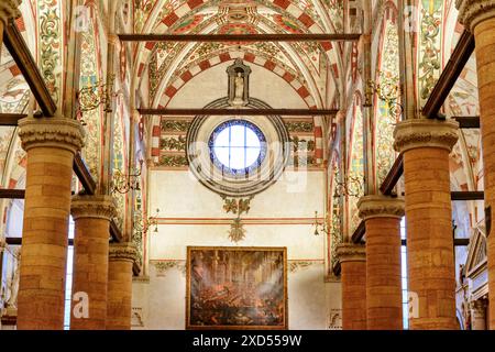 Das Innere der Basilika di Santa Anastasia (Kirche Saint Anastasia) in Verona, Italien. Stockfoto