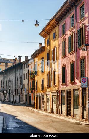 Verona, Italien - 24. August 2014: Blick auf die enge Straße im historischen Zentrum von Verona, Italien. Fassaden von Häusern in der Morgensonne. Stockfoto