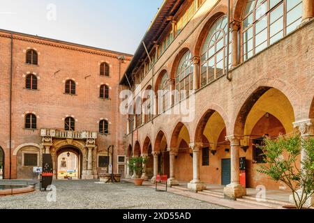 Verona, Italien - 24. August 2014: Blick auf den Innenhof des Palazzo di Cansignorio in Verona, Italien. Verona ist ein beliebtes Touristenziel in Europa. Stockfoto