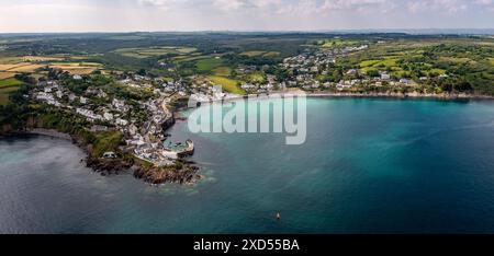 Luftlandschaft des malerischen Fischerdorfes Coverack in Cornwall mit felsiger Küste und weißem Sandstrand Stockfoto
