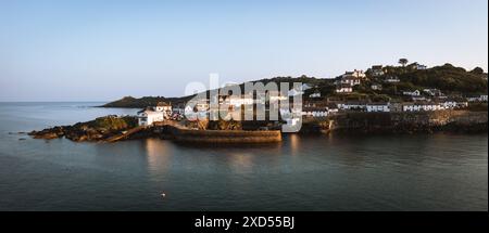 Luftlandschaft des malerischen kornischen Fischerdorfes Coverack in Cornwall mit begehrten Ferienhäusern und teuren Hütten mit Blick auf das Meer Stockfoto
