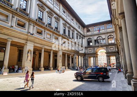 Florenz, Italien - 25. August 2014: Schmaler Innenhof der Uffizien, genannt Piazzale degli Uffizien in Florenz, Toskana, Italien. Stockfoto