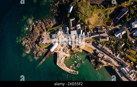 Blick aus der Vogelperspektive direkt über dem malerischen kornischen Fischerdorf Coverack in Cornwall, das auf einem felsigen Felsvorsprung mit felsiger Küste liegt Stockfoto