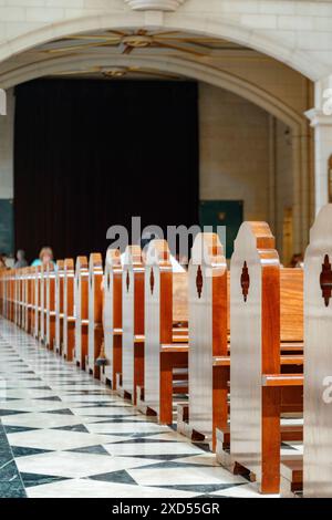 Madrid, Spanien - 18. August 2014: Innere der Kathedrale Santa Maria de la Almudena in Madrid. Stockfoto