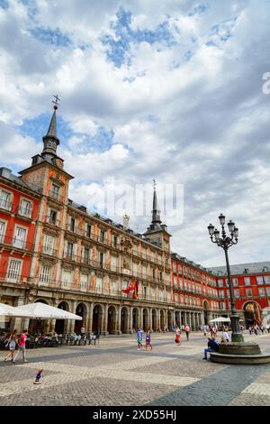 Madrid, Spanien - 18. August 2014: Fantastischer Blick auf die Plaza Mayor. Madrid ist ein beliebtes Touristenziel in Europa. Stockfoto