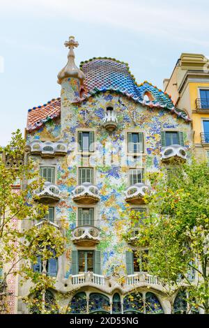 Barcelona, Spanien - 21. August 2014: Farbenfroher Blick auf Casa Batllo. Das beeindruckende Gebäude wurde von Antoni Gaudi entworfen. Stockfoto