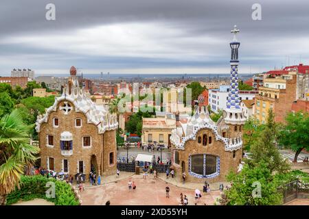 Barcelona, Spanien - 22. August 2014: Tolles Gebäude am Eingang zum Park Güell. Der Park wurde von Antoni Gaudi entworfen. Barcelona ist ein beliebtes t Stockfoto