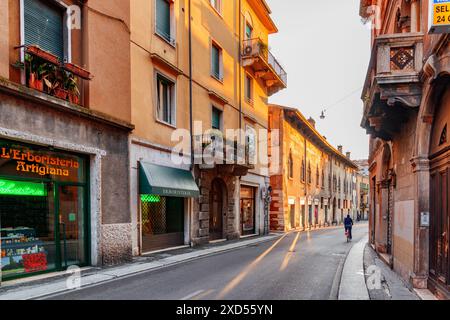 Verona, Italien - 24. August 2014: Blick auf die enge Straße im historischen Zentrum von Verona, Italien. Fassaden von Häusern in der Morgensonne. Stockfoto