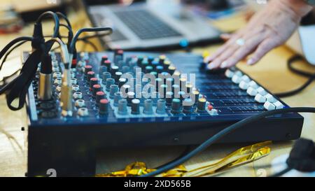Audio-Mixer-Konsole, dj-Stand Nahaufnahme Foto während Partyveranstaltung, Präsentation, Feier, Audiosteuerung Stockfoto