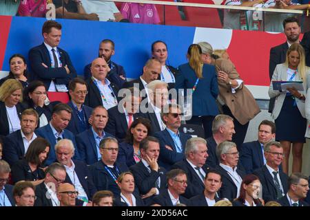 Stuttgart, Deutschland. Juni 2024. Nancy Faeser, SPD Bundesministerin des Innern und für Heimat der Bundesrepublik Deutschland Karl Lauterbach, Bundesgesundheitsminister Winfried Kretschmann im Gruppenspiel DEUTSCHLAND - UNGARN 2-0 der UEFA-Europameisterschaften 2024 am 19. Juni 2024 in Stuttgart. Fotograf: ddp Images/STAR-Images Credit: ddp Media GmbH/Alamy Live News Stockfoto