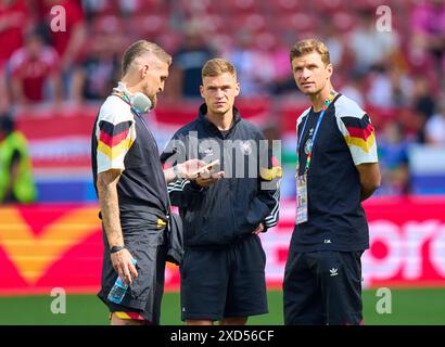 Stuttgart, Deutschland. Juni 2024. Robert Andrich, DFB 23 Joshua Kimmich, DFB 6 Thomas Mueller, Mueller, DFB 13 vor dem Gruppenspiel DEUTSCHLAND - UNGARN 2-0 der UEFA-Europameisterschaften 2024 am 19. Juni 2024 in Stuttgart. Fotograf: ddp Images/STAR-Images Credit: ddp Media GmbH/Alamy Live News Stockfoto