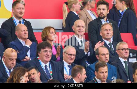 Stuttgart, Deutschland. Juni 2024. OLAF Scholz, Bundeskanzler Deutschland mit Ehefrau Britta Ernst Bernd Neuendorf, DFB-Präsident Deutscher Fußball, Hans-Joachim Watzke, Geschäftsführer BVB, Mitglied DFB-Präsidium, DFB-Vizepräsident, im Gruppenspiel DEUTSCHLAND - UNGARN 2-0 der UEFA-Europameisterschaften 2024 am 19. Juni 2024 in Stuttgart. Fotograf: ddp Images/STAR-Images Credit: ddp Media GmbH/Alamy Live News Stockfoto