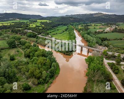 Aiguabarreig (Zusammenfluss) der Flüsse Llobregat und Cardener mit trübem Wasser nach Frühlingsregen (Bages, Barcelona, ​​Catalonia, Spanien) Stockfoto