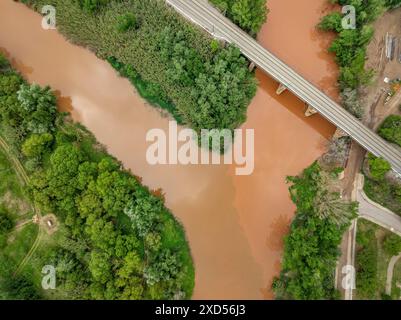 Aiguabarreig (Zusammenfluss) der Flüsse Llobregat und Cardener mit trübem Wasser nach Frühlingsregen (Bages, Barcelona, ​​Catalonia, Spanien) Stockfoto