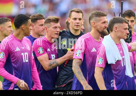 Stuttgart, Deutschland. Juni 2024. Manuel NEUER, DFB 1 Torwart, Toni Kroos, DFB 8 Jamal Musiala, DFB 10 Robert Andrich, DFB 23 nach dem Gruppenspiel DEUTSCHLAND - UNGARN 2-0 der UEFA-Europameisterschaften 2024 am 19. Juni 2024 in Stuttgart. Fotograf: ddp Images/STAR-Images Credit: ddp Media GmbH/Alamy Live News Stockfoto