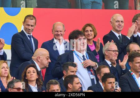 Stuttgart, Deutschland. Juni 2024. Oben V-l, Aleksander CEFERIN, UEFA-Praesident, Olaf Scholz, Bundeskanzler Deutschland mit Ehefrau Britta Ernst Bernd Neuendorf, DFB-Präsident Deutscher Fußball, im Gruppenspiel DEUTSCHLAND - UNGARN 2-0 der UEFA-Europameisterschaften 2024 am 19. Juni 2024 in Stuttgart. Fotograf: ddp Images/STAR-Images Credit: ddp Media GmbH/Alamy Live News Stockfoto