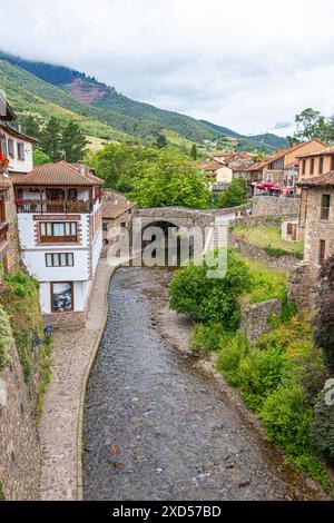 An der N621 zum Picos de Europa liegt die malerische Stadt Potes, Nordspanien mit dem sich windenden Fluss Quiviesa Stockfoto