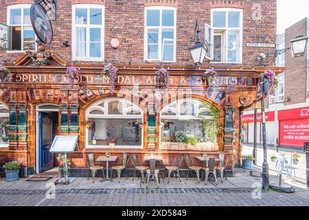The Eagle Vaults, früher bekannt als The Plumbers Arms, ist ein Pub mit einer Tlled Front und befindet sich in Friar St Worcester, Worcestershire. Stockfoto