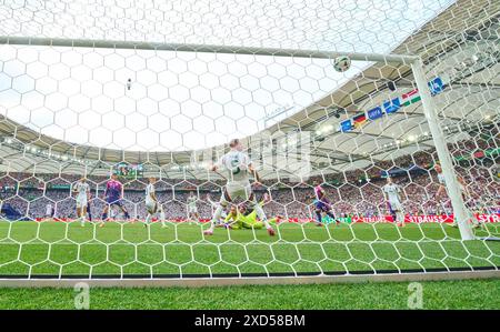 Stuttgart, Deutschland. Juni 2024. Jamal Musiala, DFB 10 Punkte, schießt Tor, Tor, Treffer, Torschuss, 1-0 im Gruppenspiel DEUTSCHLAND - UNGARN 2-0 der UEFA-Europameisterschaften 2024 am 19. Juni 2024 in Stuttgart. Fotograf: ddp Images/STAR-Images Credit: ddp Media GmbH/Alamy Live News Stockfoto