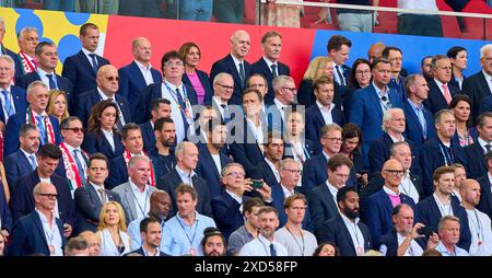 Oben V-l, Viktor Orban, Ministerpraesident von Ungarn Aleksander CEFERIN, UEFA-Präsident, Olaf Scholz, Bundeskanzler Deutschland mit Ehefrau Britta Ernst Bernd Neuendorf, DFB-Präsident Deutscher Fußballverband, Hans-Joachim Watzke, Geschäftsführer BVB, Mitglied DFB-Präsidium, DFB-Vizepräsident, Nancy Faeser, SPD Bundesministerin des Innern und für Heimat der Bundesrepublik Deutschland, Karl Lauterbach, Bundesgesundheitsminister Philipp LAHM ex Profi Ex-DFB Kapitaen, Celia SASIC, DFB Oliver Bierhoff, Rani und Sami Khedira, Karlheinz Riedle, Rudi Voeller, Voeller (DFB Sportdirektor), Stockfoto