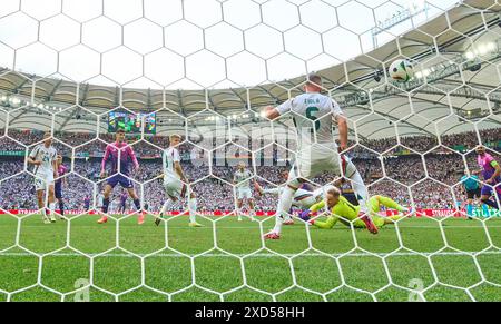 Stuttgart, Deutschland. Juni 2024. Jamal Musiala, DFB 10 Punkte, schießt Tor, Tor, Treffer, Torschuss, 1-0 im Gruppenspiel DEUTSCHLAND - UNGARN 2-0 der UEFA-Europameisterschaften 2024 am 19. Juni 2024 in Stuttgart. Fotograf: ddp Images/STAR-Images Credit: ddp Media GmbH/Alamy Live News Stockfoto