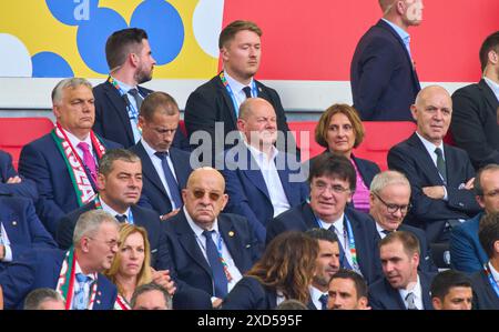 Stuttgart, Deutschland. Juni 2024. Viktor Orban, Ministerpraesident von Ungarn Aleksander CEFERIN, UEFA-Praesident, Olaf Scholz, Bundeskanzler Deutschland mit Ehefrau Britta Ernst Bernd Neuendorf, DFB-Präsident Deutscher Fußballverband, im Gruppenspiel DEUTSCHLAND - UNGARN 2-0 der UEFA-Europameisterschaften 2024 am 19. Juni 2024 in Stuttgart. Fotograf: ddp Images/STAR-Images Credit: ddp Media GmbH/Alamy Live News Stockfoto