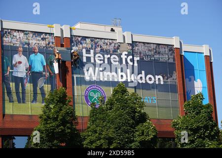 London, Großbritannien. 20. Juni 2024. Ein Gebäude im Stadtzentrum von Wimbledon ist mit riesigen Horten „Here for Wimbledon“ von der Barclay Bank als offizieller Sponsor der Wimbledon-Tennismeisterschaften, die am 1-14. Juli beginnen, bedeckt. Barclays wurde wegen seiner Unterstützung für Projekte mit fossilen Brennstoffen kritisiert Credit: Amer Ghazzal/Alamy Live News Stockfoto