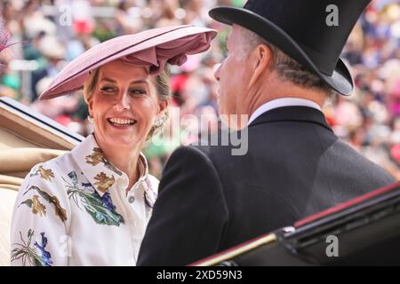 Ascot, Berkshire, Großbritannien. Juni 2024. Sophie, Herzogin von Edinburgh, Zahra Aga Khan (Tochter von Aga Khan IV.) und Prinz Edward in ihrer Kutsche. Die königliche Prozession mit Mitgliedern der königlichen Familie und ihren Gästen in Kutschen durchquert den Paradering in Royal Ascot am 3. Tag, dem Ladies Day, des Pferderennsports. Royals und eingeladene Gäste mischen sich dann auf dem Rasen, bevor es zum königlichen Gehege geht. Quelle: Imageplotter/Alamy Live News Stockfoto