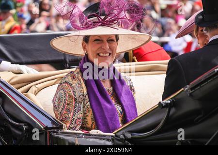 Ascot, Berkshire, Großbritannien. Juni 2024. Zahra Aga Khan in der Kutsche. Die königliche Prozession mit Mitgliedern der königlichen Familie und ihren Gästen in Kutschen durchquert den Paradering in Royal Ascot am 3. Tag, dem Ladies Day, des Pferderennsports. Royals und eingeladene Gäste mischen sich dann auf dem Rasen, bevor es zum königlichen Gehege geht. Quelle: Imageplotter/Alamy Live News Stockfoto