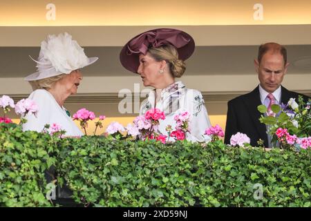 Ascot, Berkshire, Großbritannien. Juni 2024. König Karl III., Königin Camilla, Herzog und Herzogin von Edinburgh und andere auf dem Balkon des Königlichen Gehäuses. Royal Ascot am 3. Tag, Ladies Day, der Pferderennveranstaltung. Quelle: Imageplotter/Alamy Live News Stockfoto