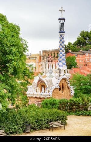 Tolles Gebäude am Eingang zum Park Güell in Barcelona, Spanien. Der Park wurde von Antoni Gaudi entworfen. Stockfoto