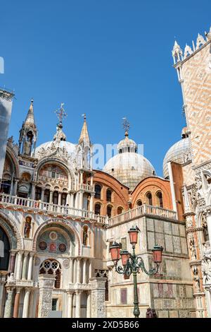 Fassade der Patriarchalkirche Markusdom (Basilica Cattedrale Patriarcale di San Marco) auf der Piazza San Marco in Venedig. Stockfoto