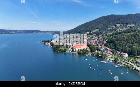 Tegernsee, Bayern, Deutschland 18. Juni 2024 hier der Blick auf den Tegernsee Landkreis Miesbach per Drohne, in der Bildmitte das Kloster Tegernsee *** Tegernsee, Bayern, Deutschland 18. Juni 2024 hier der Blick auf den Tegernsee Landkreis Miesbach per Drohne, in der Bildmitte das Kloster Tegernsee Stockfoto