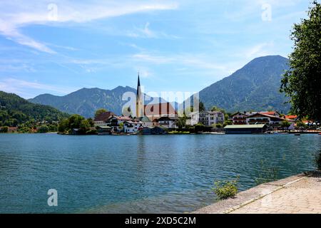 Tegernsee, Bayern, Deutschland 18. Juni 2024 hier der Blick auf den Tegernsee Landkreis Miesbach, Rottach-Egern auf den Malerwinkel mit der Kirche St. Laurentius *** Tegernsee, Bayern, Deutschland 18 Juni 2024 hier der Blick auf den Tegernseer Stadtteil Miesbach, Rottach Egern auf dem Malerwinkel mit der Kirche St. Laurentius Stockfoto