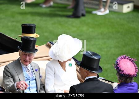 Ascot Racecourse, Berkshire, Großbritannien. Juni 2024. Royal Ascot Horse Racing, Ladies Day; König Charles III und Königin Camilla kommen bei Royal Ascot Credit: Action Plus Sports/Alamy Live News an Stockfoto