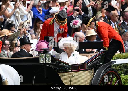 Ascot Racecourse, Berkshire, Großbritannien. Juni 2024. Royal Ascot Horse Racing, Ladies Day; König Charles III und Königin Camilla kommen bei Royal Ascot Credit: Action Plus Sports/Alamy Live News an Stockfoto