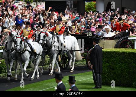 Ascot Racecourse, Berkshire, Großbritannien. Juni 2024. Royal Ascot Horse Racing, Ladies Day; König Charles III und Königin Camilla kommen bei Royal Ascot Credit: Action Plus Sports/Alamy Live News an Stockfoto
