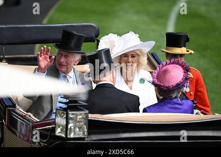 Ascot Racecourse, Berkshire, Großbritannien. Juni 2024. Royal Ascot Horse Racing, Ladies Day; König Charles III und Königin Camilla kommen bei Royal Ascot Credit: Action Plus Sports/Alamy Live News an Stockfoto