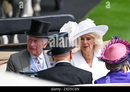 Ascot Racecourse, Berkshire, Großbritannien. Juni 2024. Royal Ascot Horse Racing, Ladies Day; König Charles III und Königin Camilla kommen bei Royal Ascot Credit: Action Plus Sports/Alamy Live News an Stockfoto