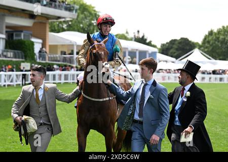 Ascot Racecourse, Berkshire, Großbritannien. Juni 2024. Royal Ascot Horse Racing, Ladies Day; James Doyle feiert den Gewinn der Norfolk Stakes auf Shareholder Credit: Action Plus Sports/Alamy Live News Stockfoto